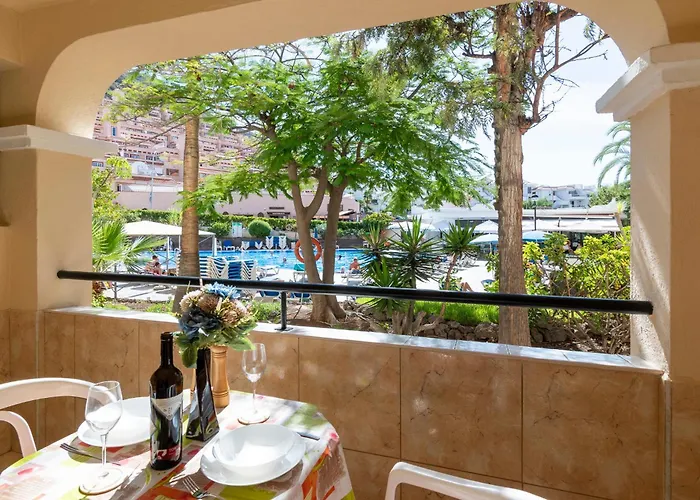 Cosy Communal Heated Pool Apartment *